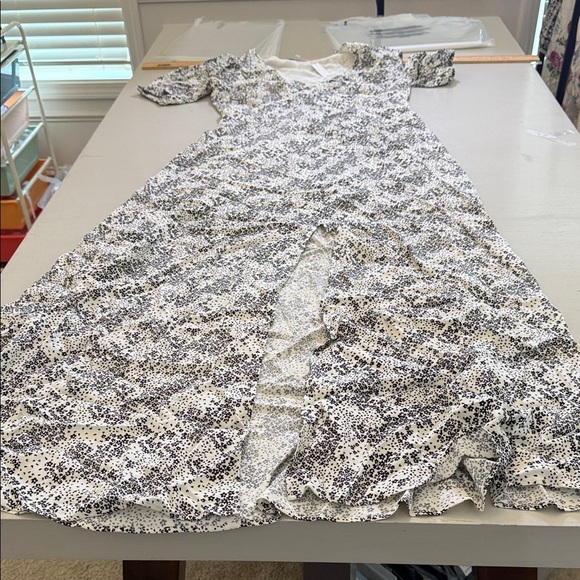 Madewell Puff-Sleeve V-Neck Midi Dress in Floral Size 4 - Picture 5 of 12